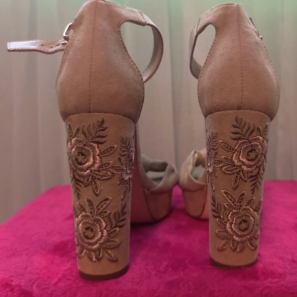 Embroidered platform ankle strap sandals, NWOT size 7.5 us
